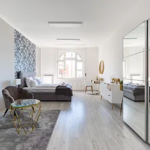 Appartamento Designer On The Broadway With 2br And Ac, Budapest